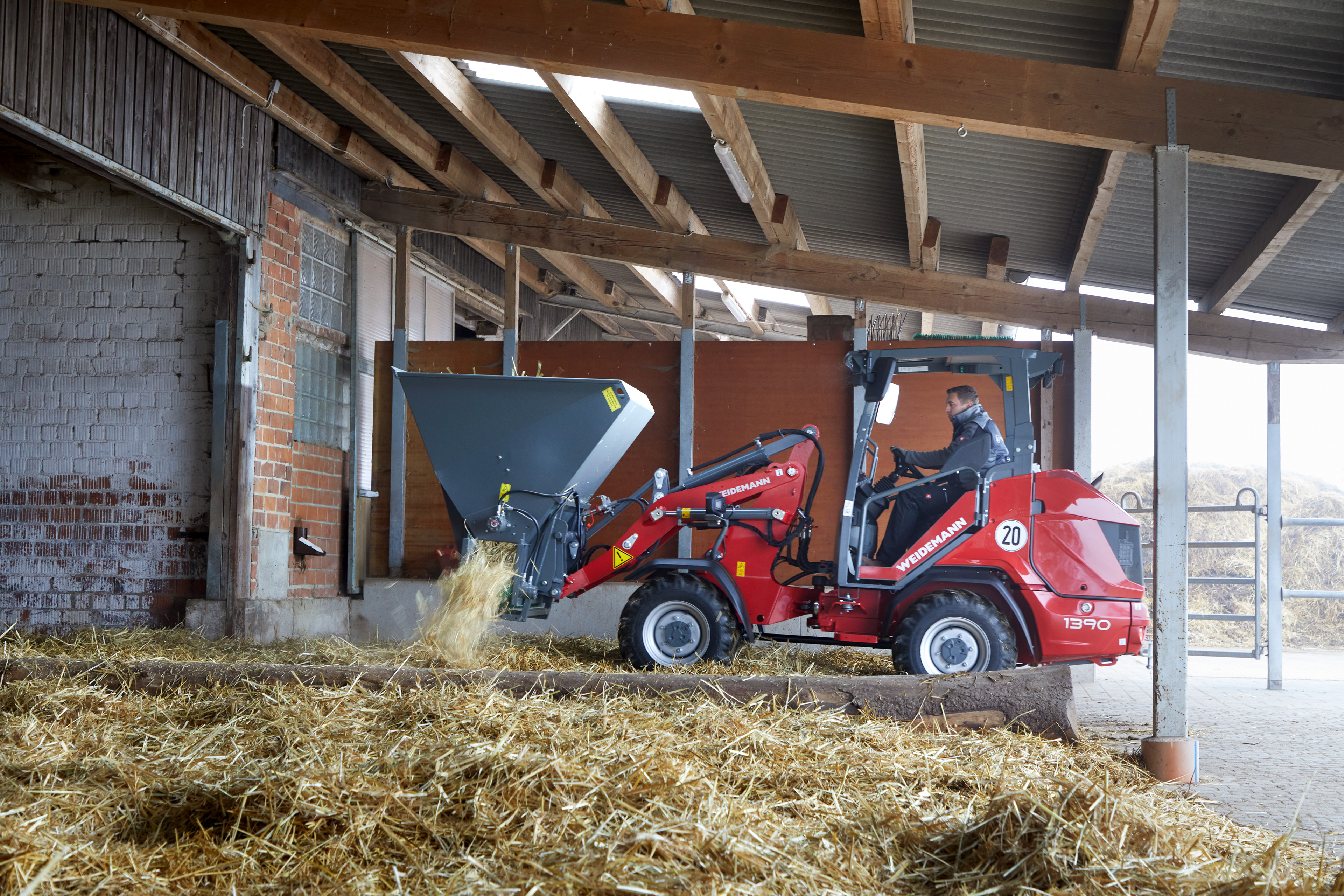 Weidemann Hoftrac 1390 im Einsatz mit Einstreugerät