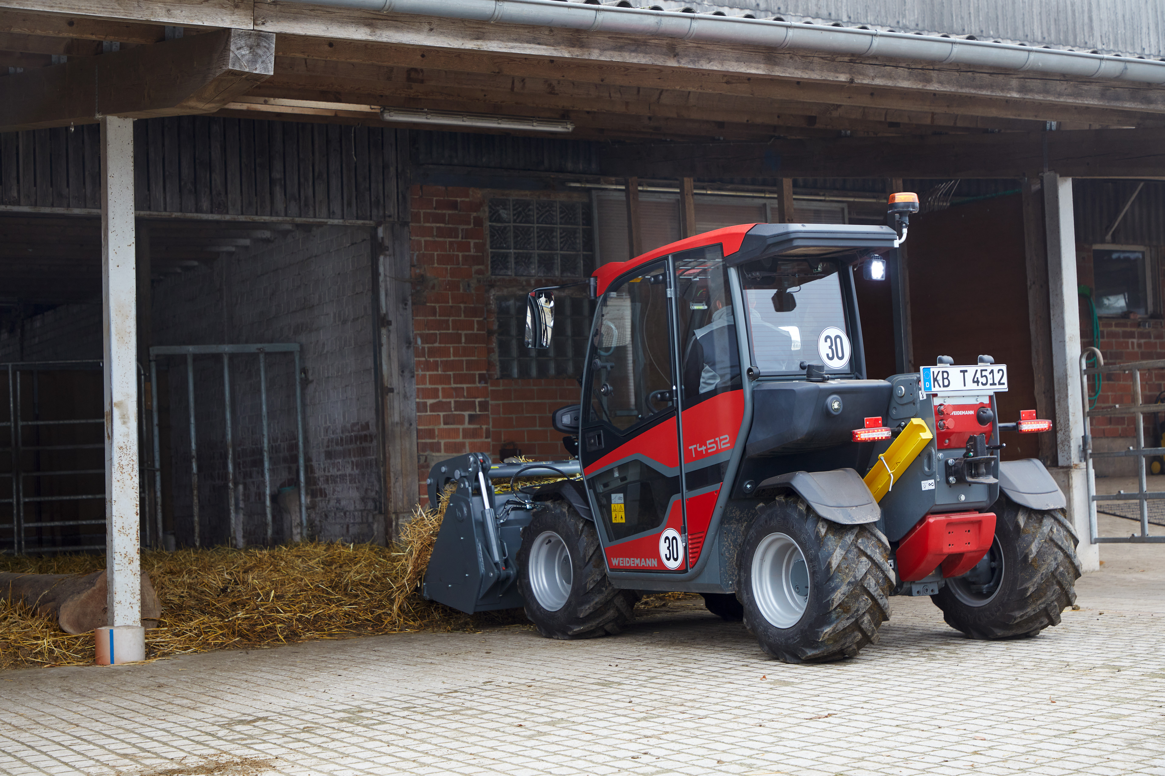 Weidemann Teleskoplader T4512 im Einsatz mit Greifschaufel