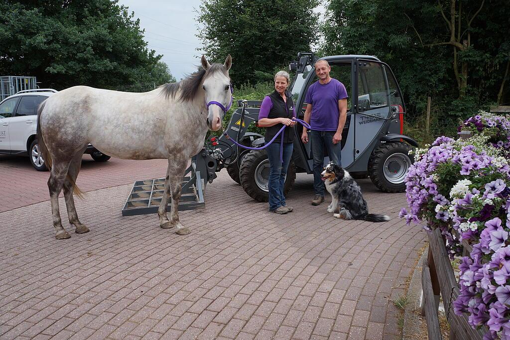 DSC01953.JPG Gruppenbild, Personen, Maschine und Pferd