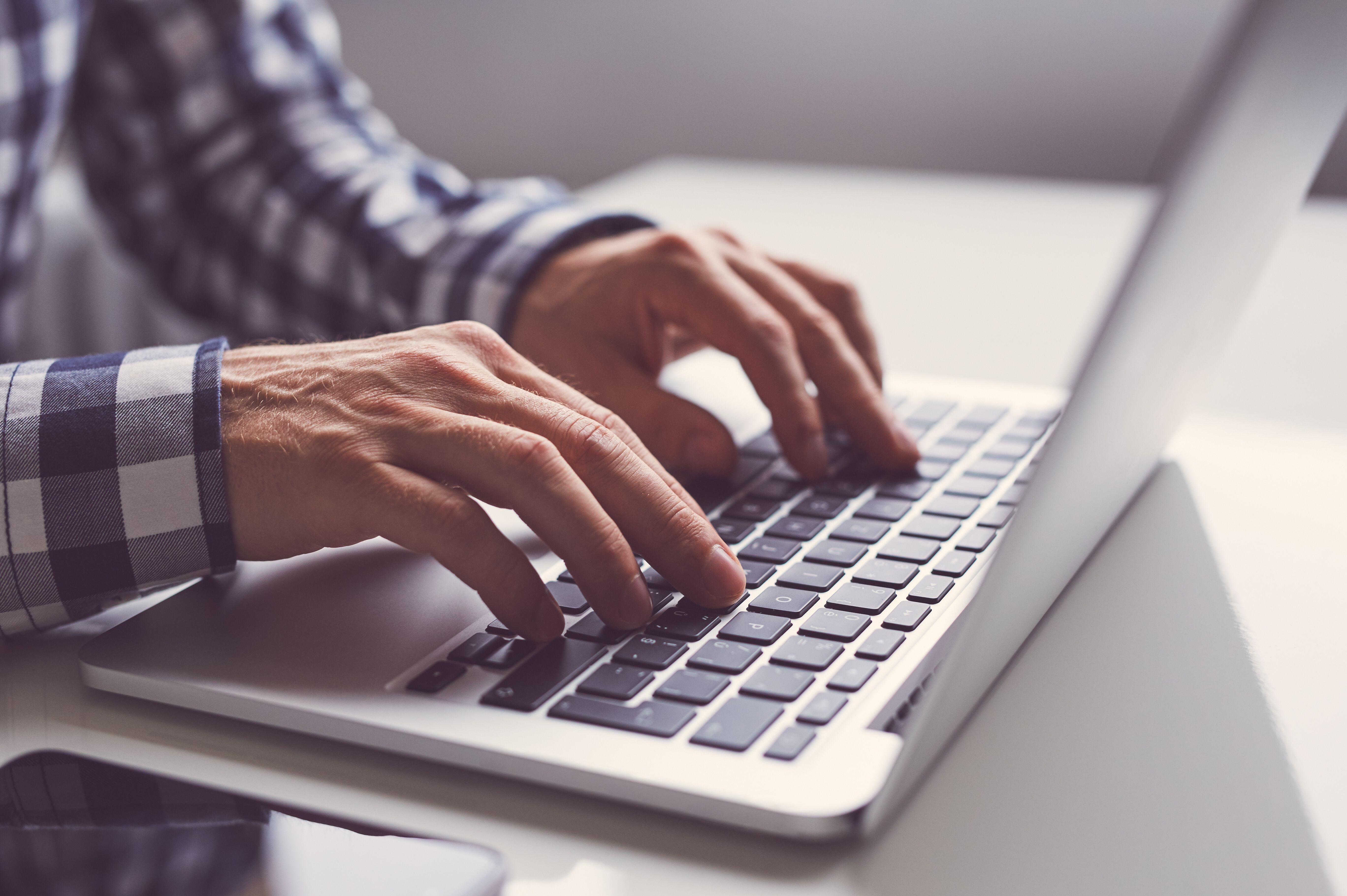 Nahaufnahme auf Hände am Laptop
