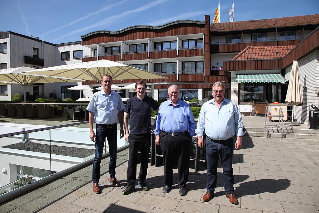 v.l.n.r.: Klaus Hülsken (Anton HülskenGmbH Co. KG), Augustinius Niehoff, August Theodor Niehoff (beide Hotel Weissenburg),Andreas Hoof (Weidemann GmbH). Gruppenbild Personen vor Hotel