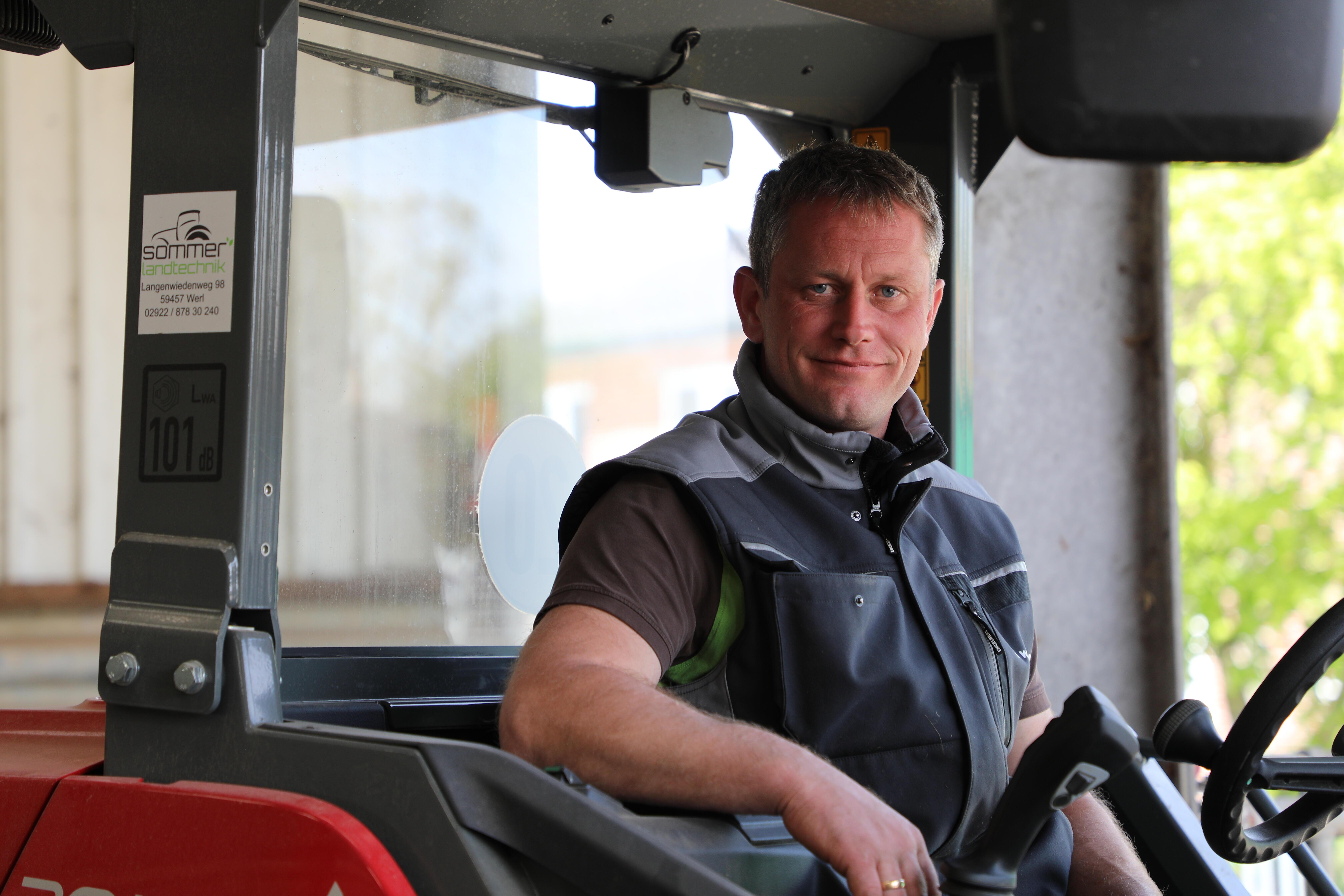 Person sitzt in Weidemann Maschine
