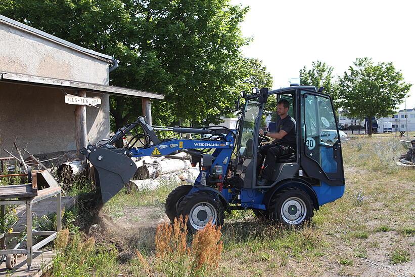 Weidemann Hoftrac 1160 mit Kabine und Leichtgutschaufel im Einsatz