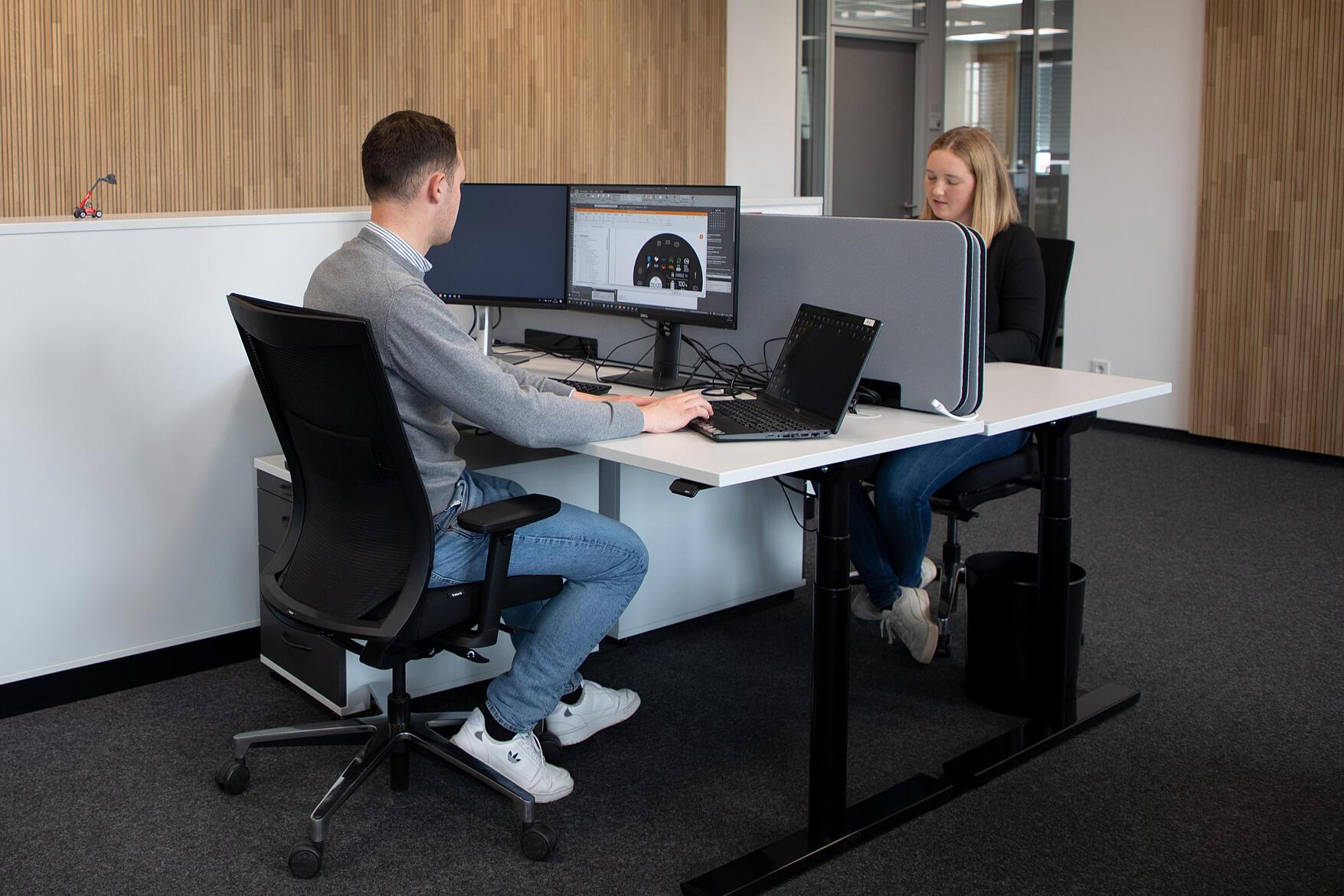 Zwei Weidemann Mitarbeiter am PC Arbeitsplatz im Büro