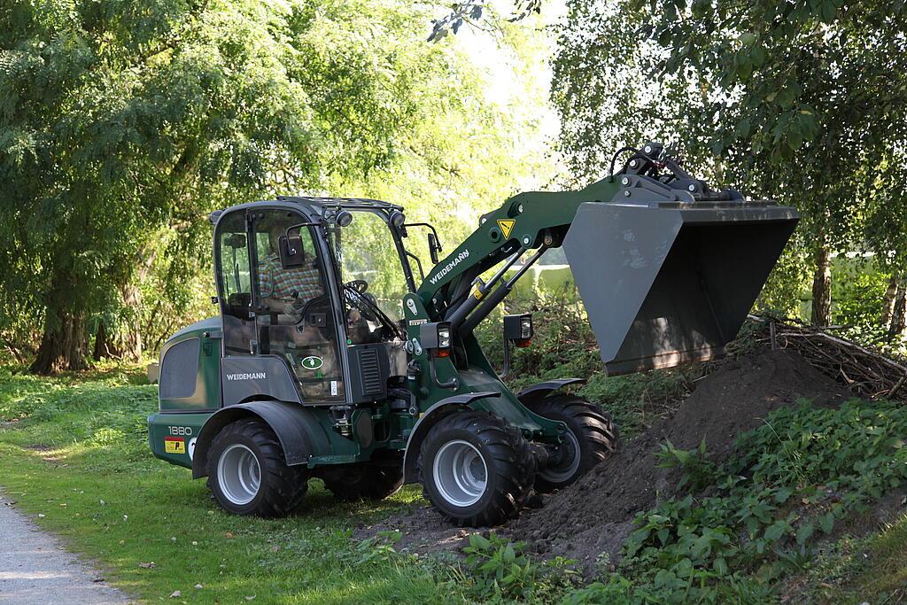 IMG_5432.JPG Weidemann Hoftrac 1880 im Einsatz
