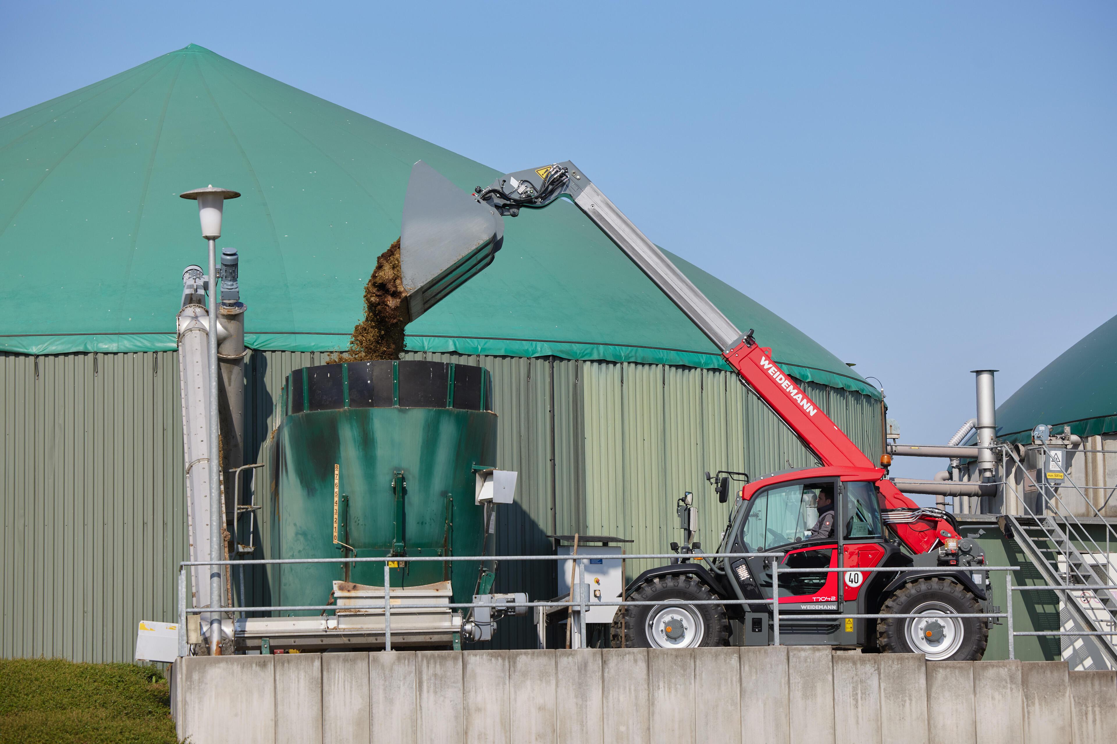 Weidemann telehandler T7042 in use