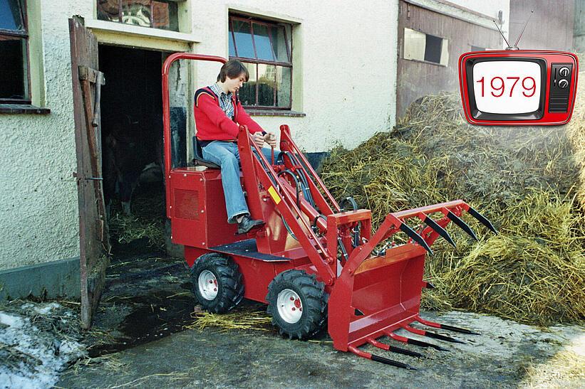 Weidemann Hoftrac Perfekt 130 mit Ballengreifer im Einsatz