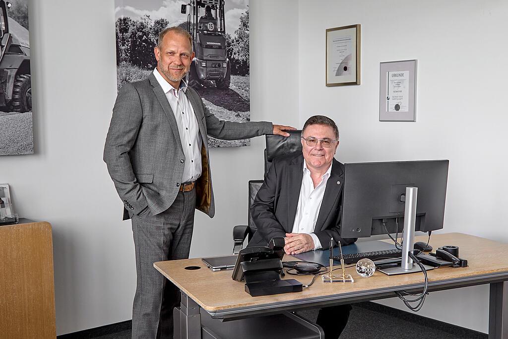 Ein bedeutender Moment für Weidemann: Bernd Apfelbeck (rechts) übergibt nach über 20 Jahren die Verantwortung als Kaufmännischer Geschäftsführer an Andrew Voigt.