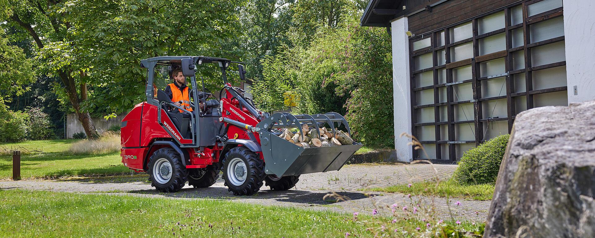 Weidemann Hoftrac 1390e overhead guard with gripping bucket, application