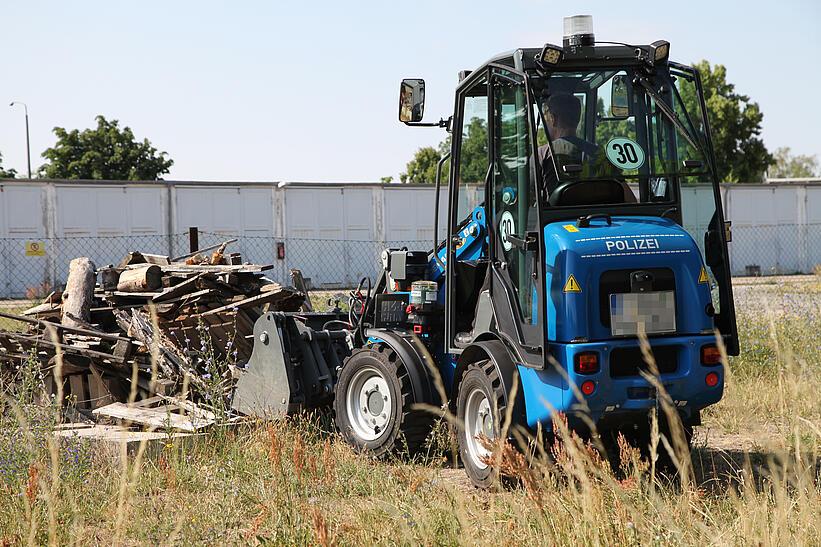 Weidemann Hoftrac mit Kabine und Leichtgutschaufel im Einsatz