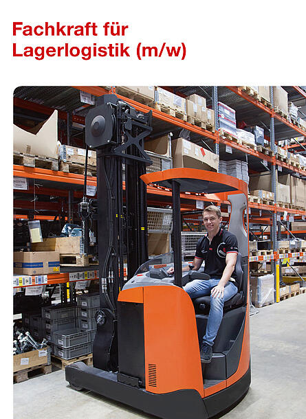 Fachkraft für Lagerlogistik auf einem Gabelstapler in der Logistikhalle
