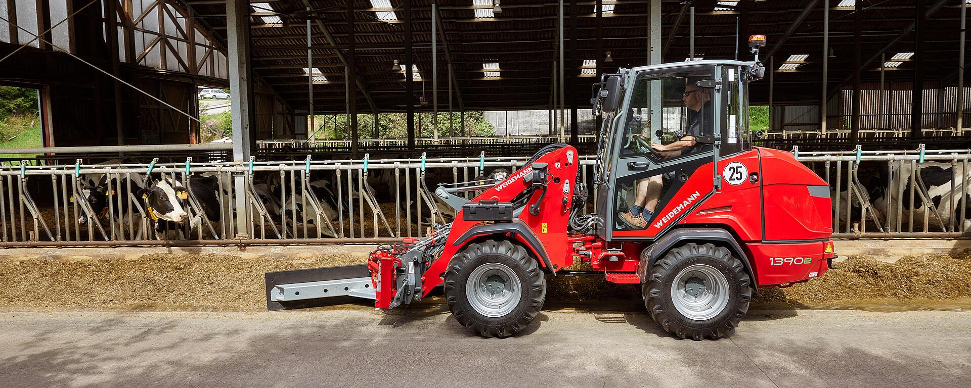 Weidemann Hoftrac 1390e with hydraulic feed pusher blade in action