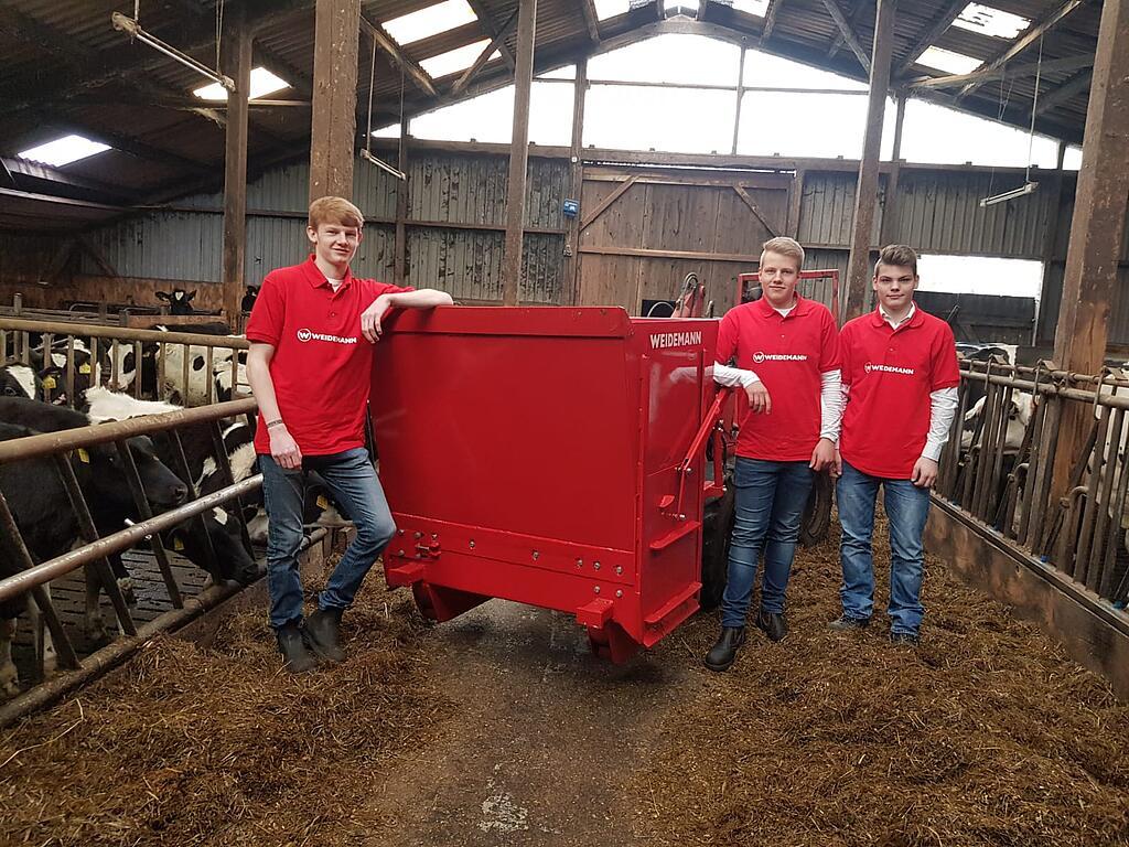 Bild_11.jpg Gruppenbild, Personen mit Maschine