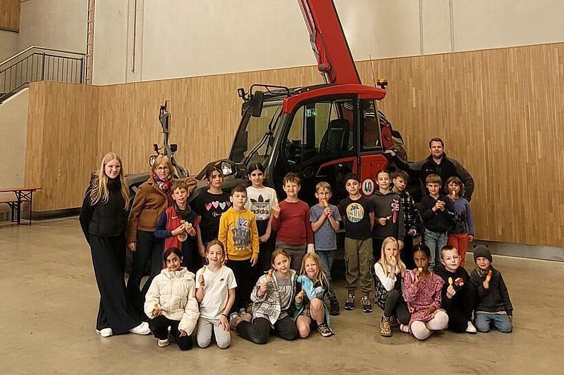 Gruppe Kinder vor Weidemann Maschine