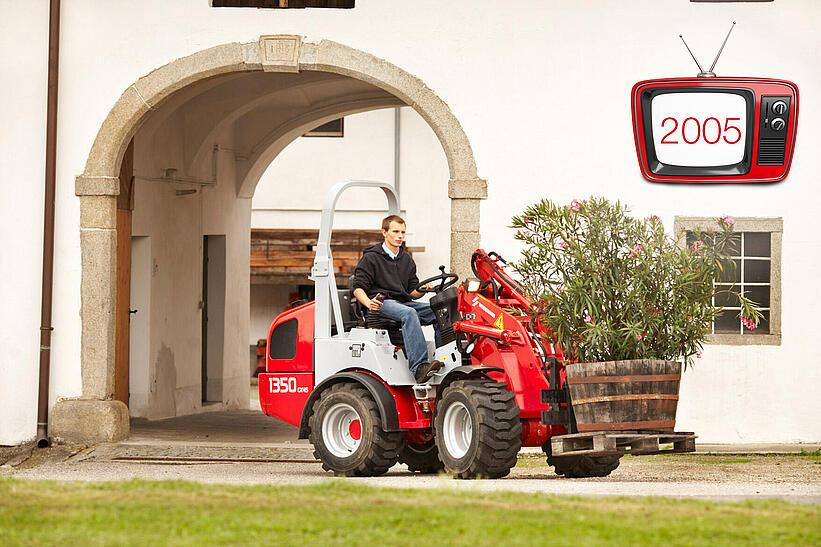 Weidemann Hoftrac 1350 CX mit Palettengabel im Einsatz