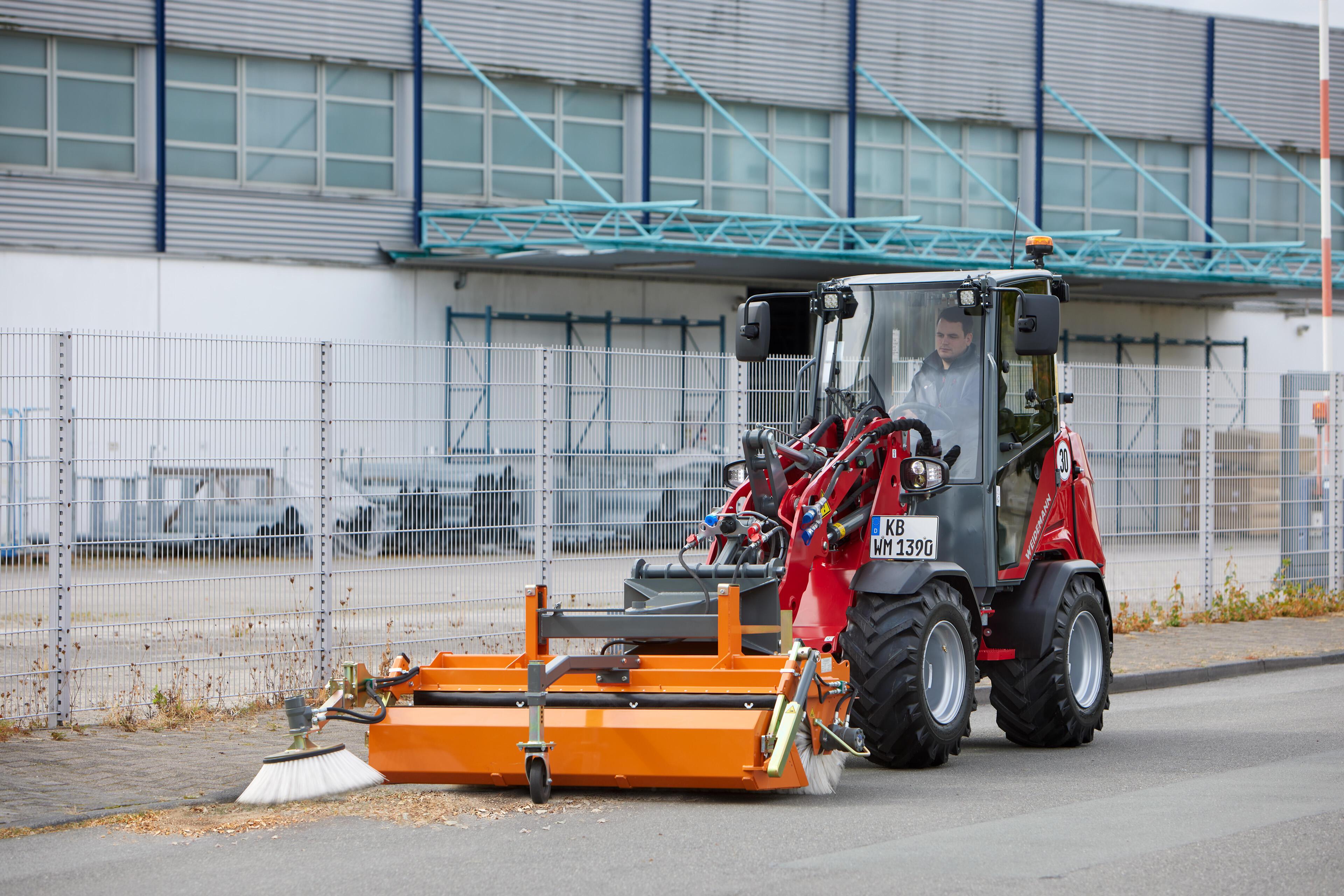Weidemann Hoftrac 1390 Kabine mit Kehrmaschine