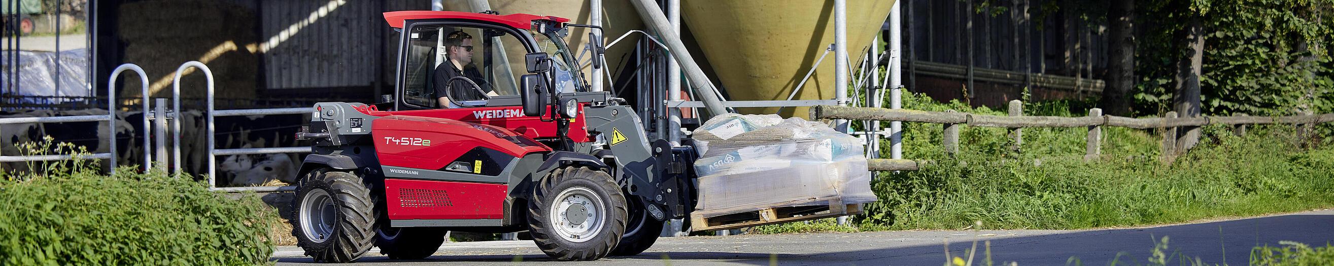 Weidemann Teleskoplader T4512e mit Palettengabel im Einsatz