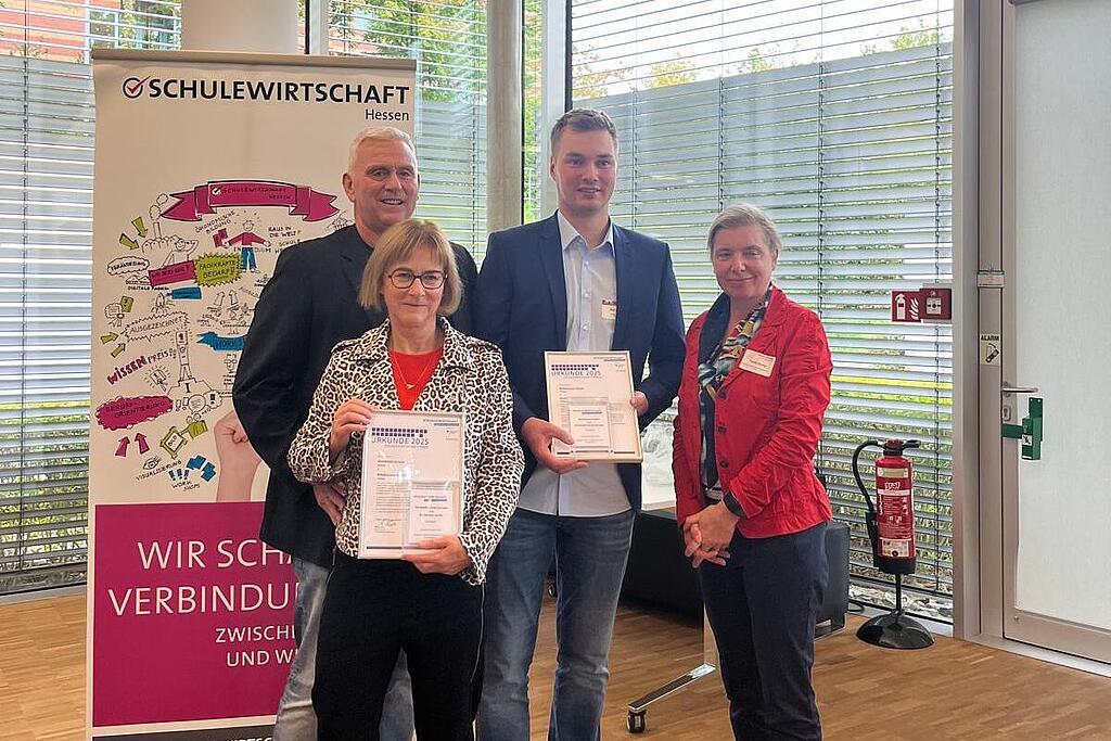 Gruppe von Personen erhält eine Auszeichnung