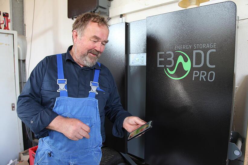 Mann mit Handy in der Hand