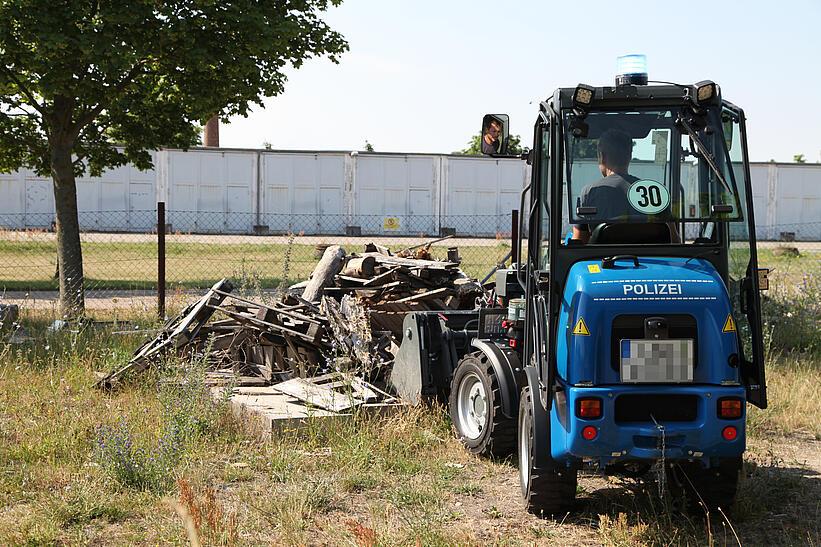Weidemann Hoftrac 1160 mit Kabine und Leichtgutschaufel im Einsatz