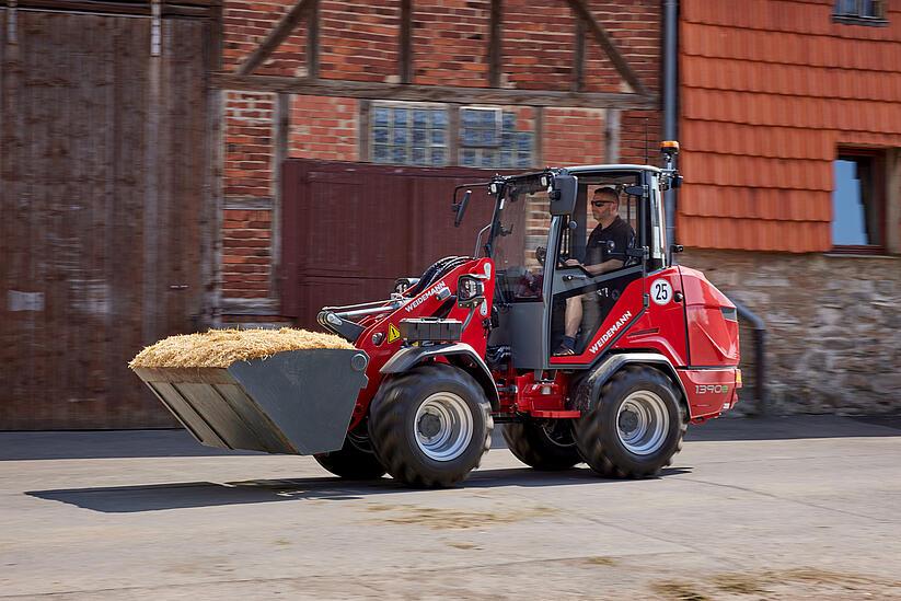 Weidemann Hoftrac 1390e with light weight bucket in application