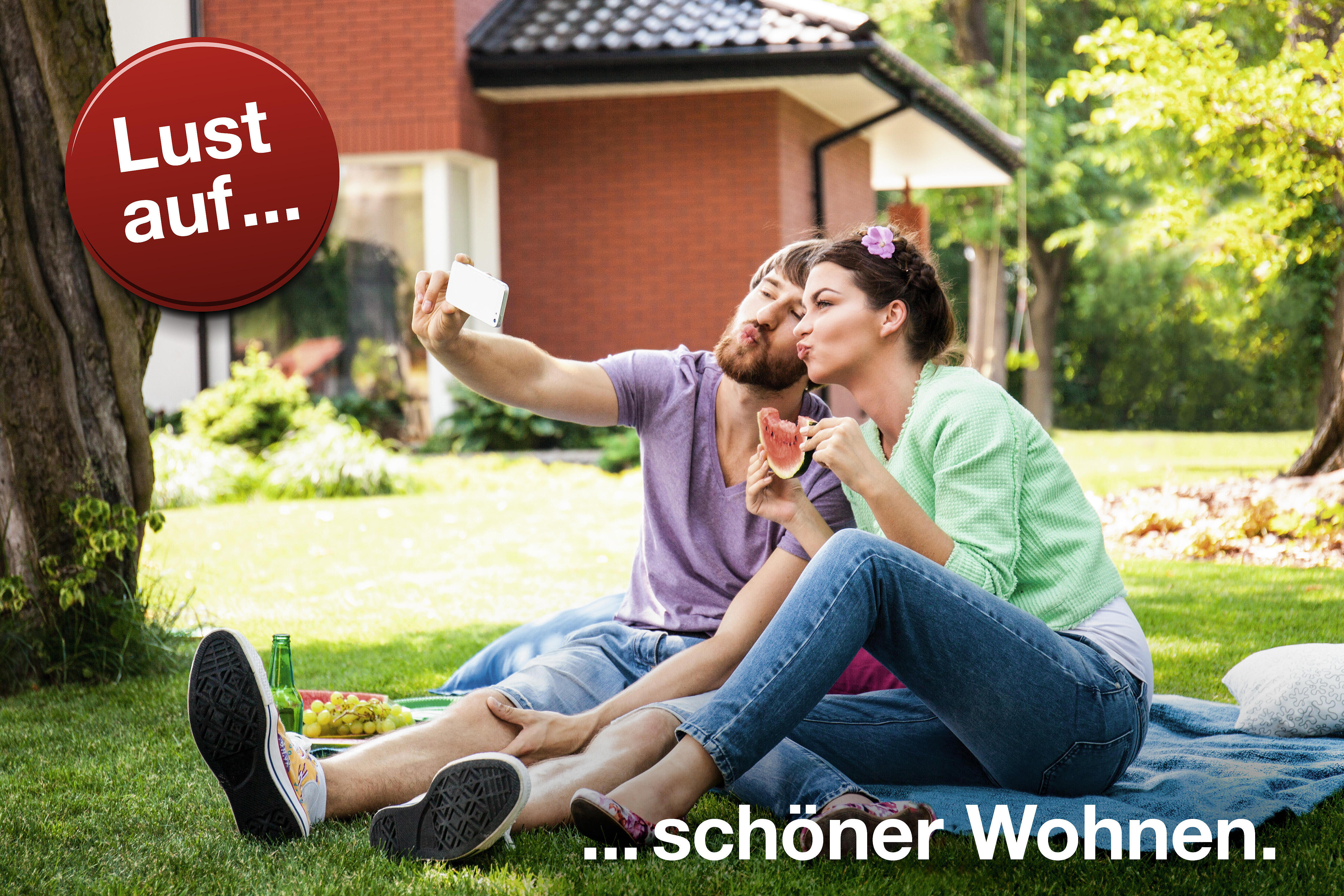 Weidemann Personalkampagne Lust auf - Päarchen sitzt draußen vor einem Haus