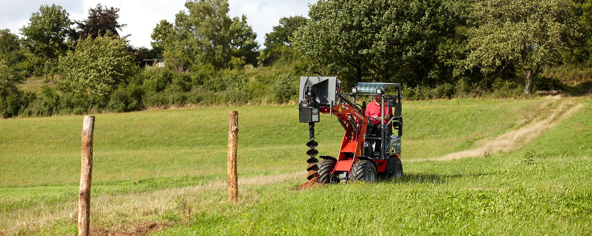 Weidemann Hoftrac/farm loader 1140BL canopy with auger in action