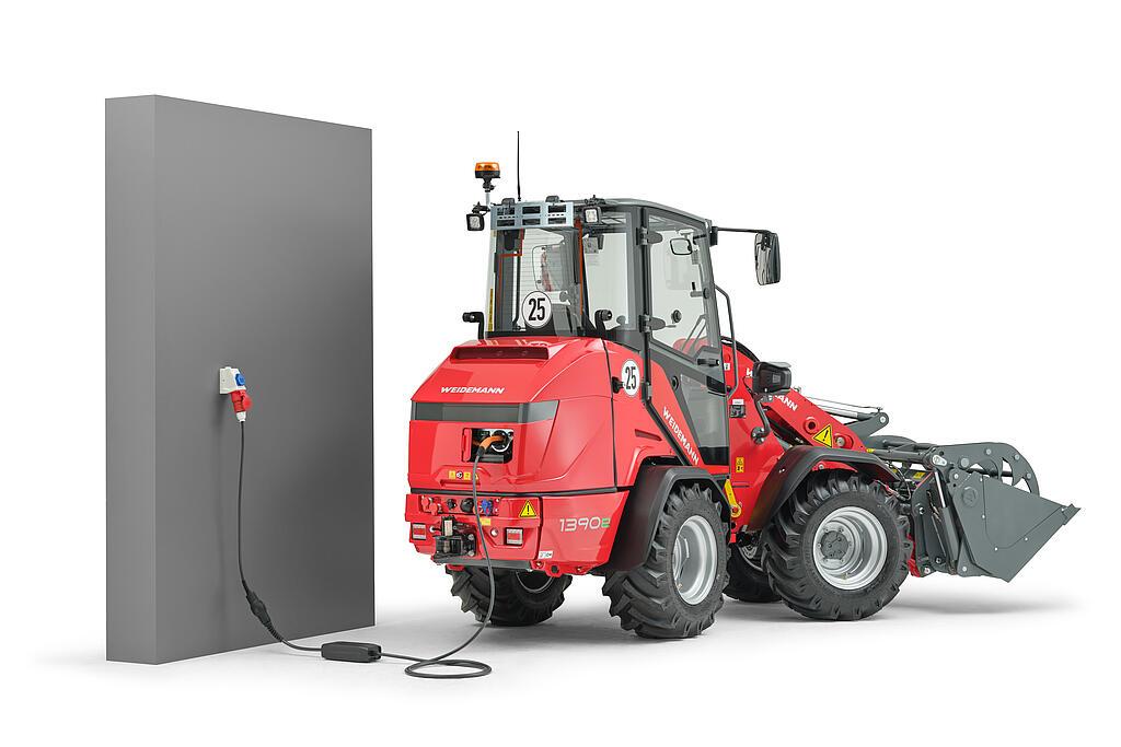16_zero_emission_1390e_3840x2560.jpg Weidemann Hoftrac 1390e mit Kabine an der Ladesäule im Studio