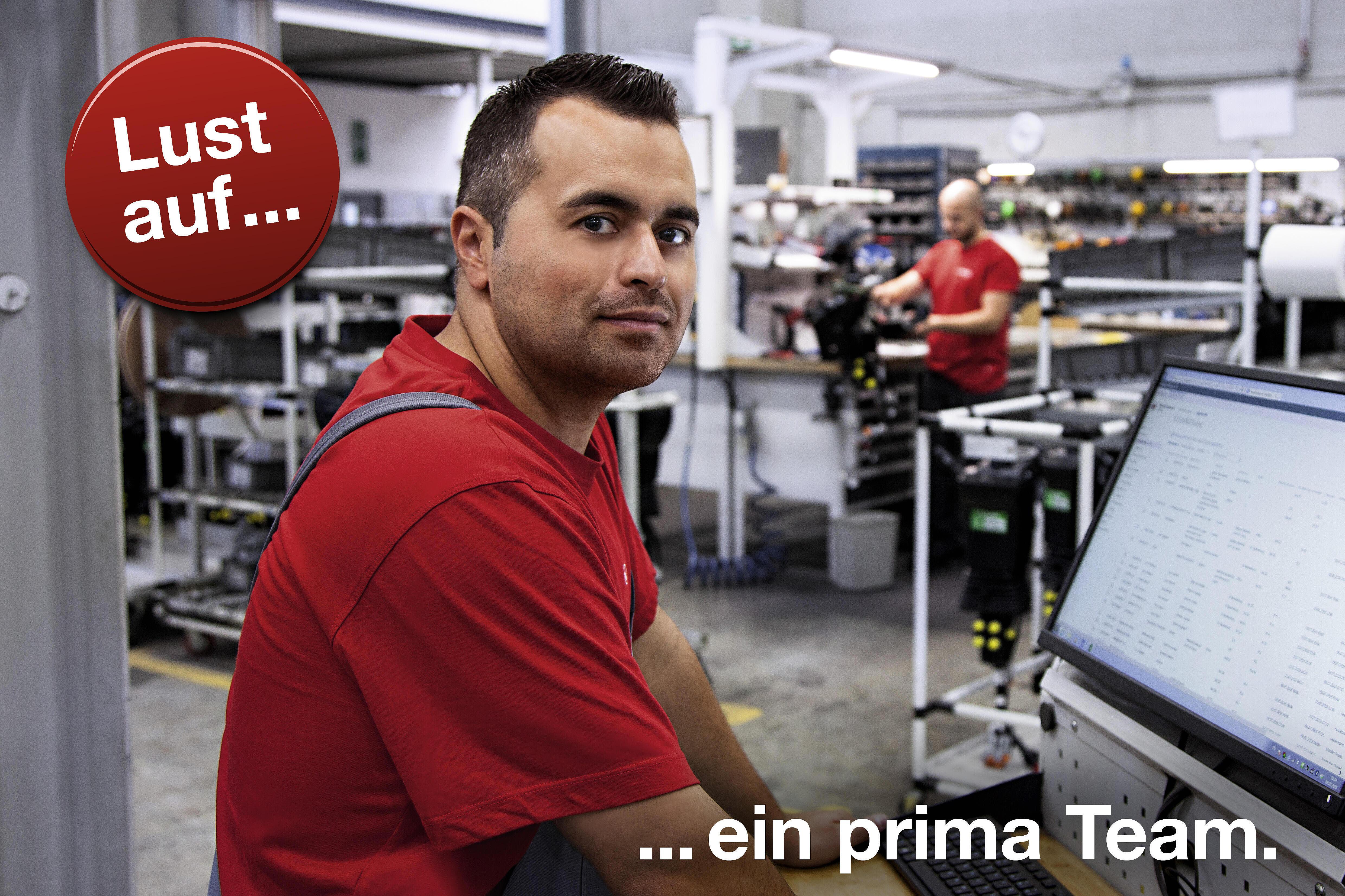 Weidemann Personalkampagne Lust auf - Produktionsmitarbeiter steht vor einem PC Bildschirm
