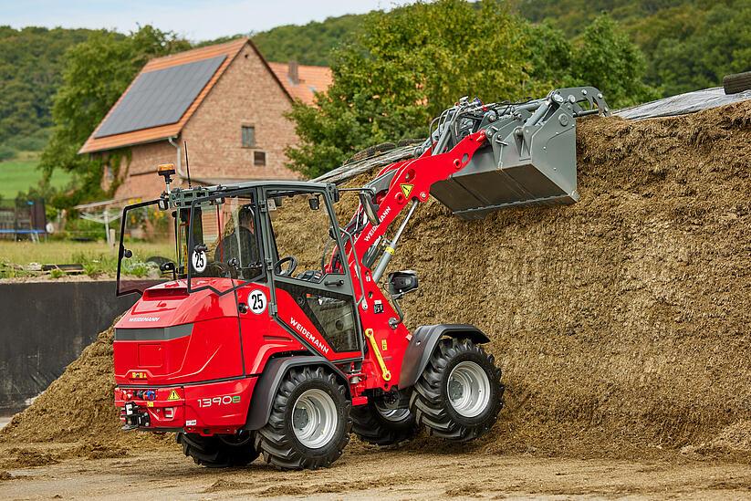 Weidemann Hoftrac 1390e with gripping bucket in application