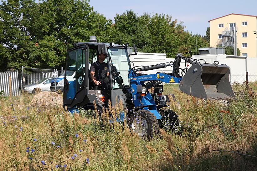 Weidemann Hoftrac 1160 mit Kabine und Leichtgutschaufel im Einsatz