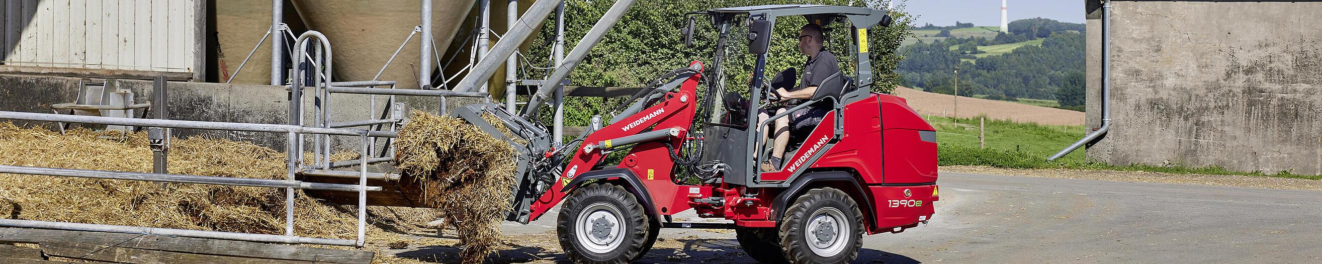 Weidemann Hoftrac 1390e mit Fahrerschutzdach im landwirtschaftlichen Einsatz