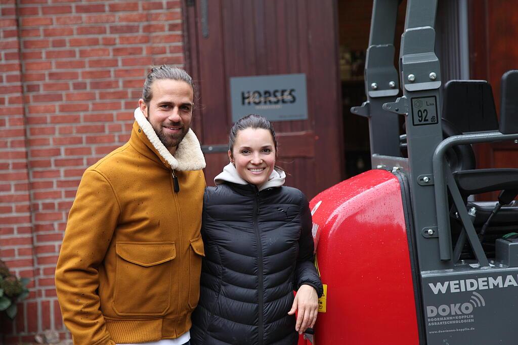IMG_9150.JPG Eine Frau und ein Mann stehen vor einer Motorhaube von einem Hoftrac 1160e