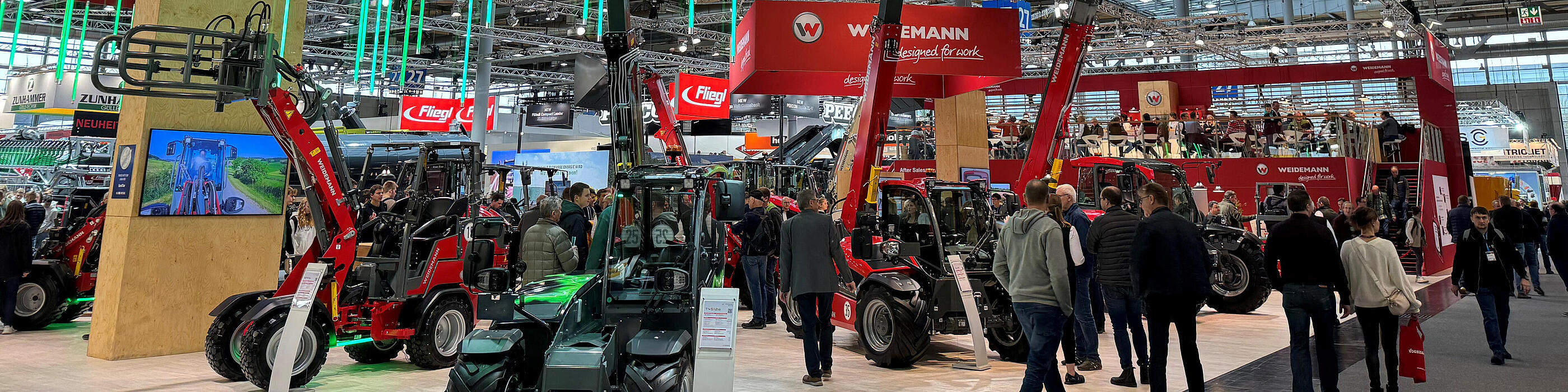 Weidemann Messestand, Maschinen und Personen