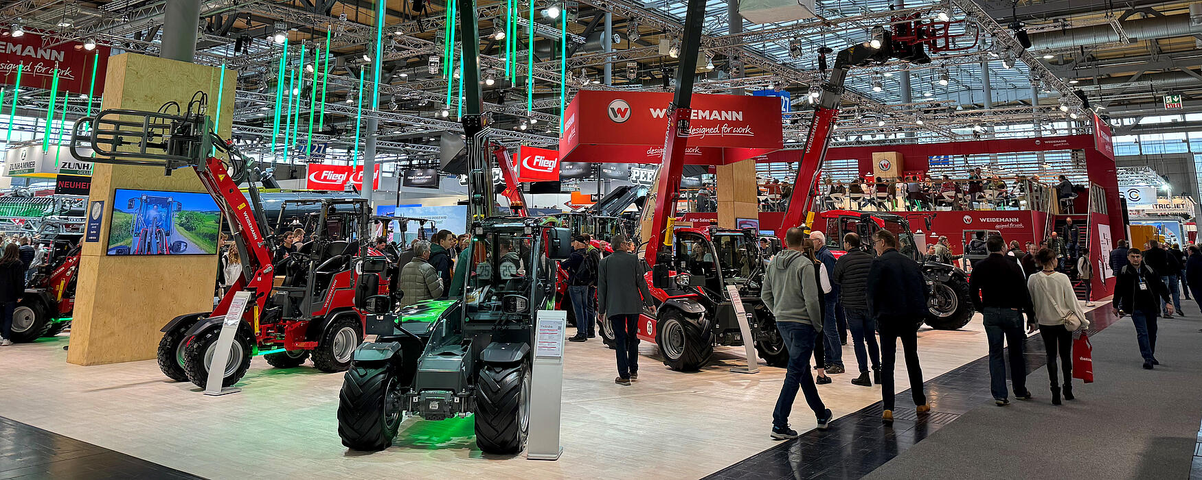 Weidemann Messestand, Maschinen und Personen