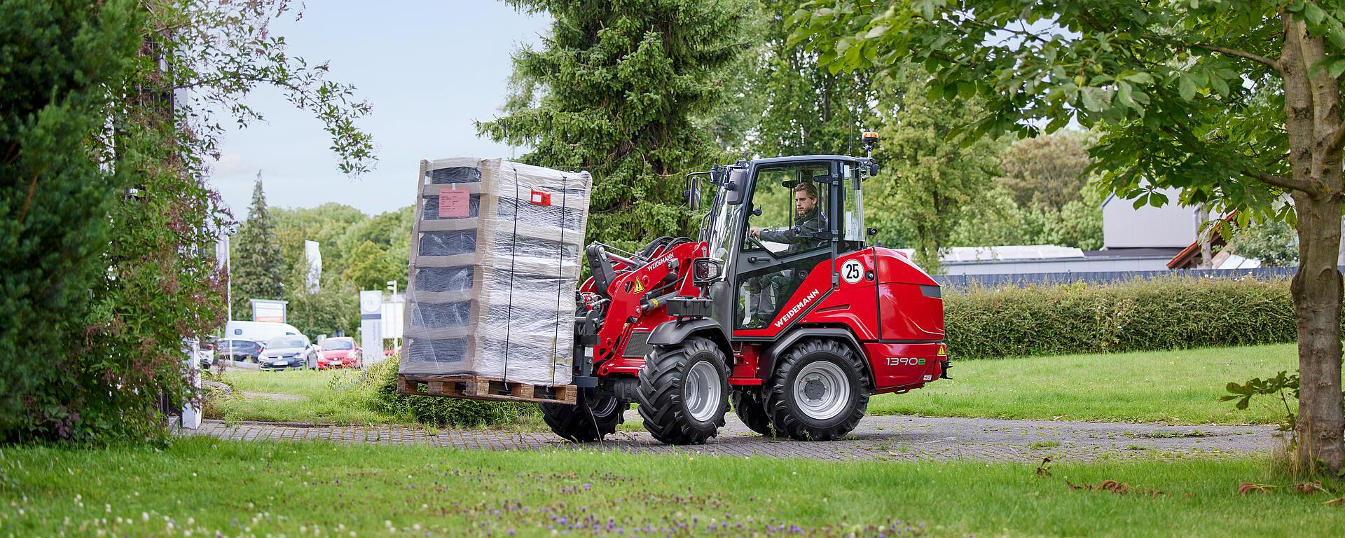 Weidemann Hoftrac 1390e cabin with pallet fork, application