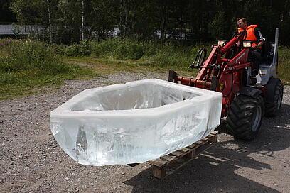 Weidemann Hoftrac 1250 im Einsatz mit einer Palettengabel auf der eine Eisfigur steht