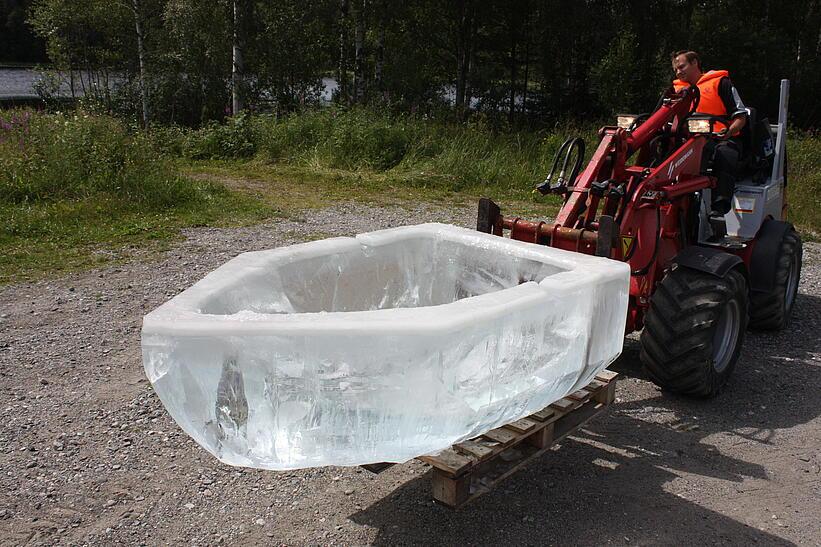 Weidemann Hoftrac 1250 im Einsatz mit einer Palettengabel auf der eine Eisfigur steht