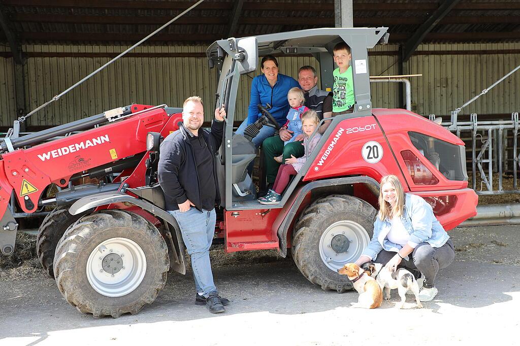 Gruppenbild von Personen stehen vor Weidemann Teleskopradlader 2060T