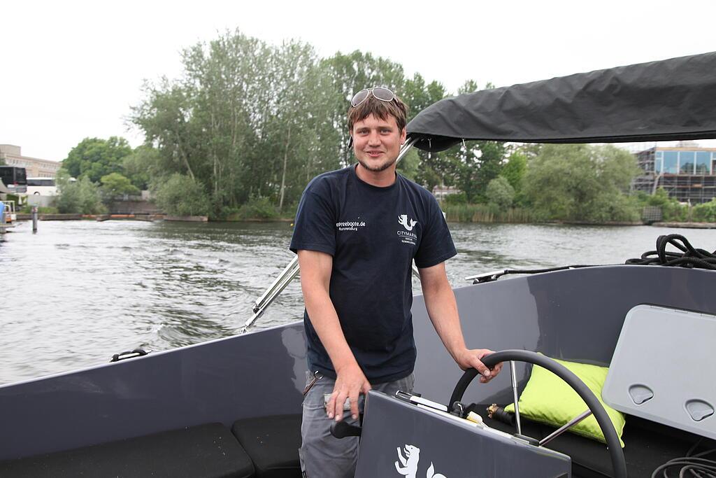 140.JPG Person auf Boot