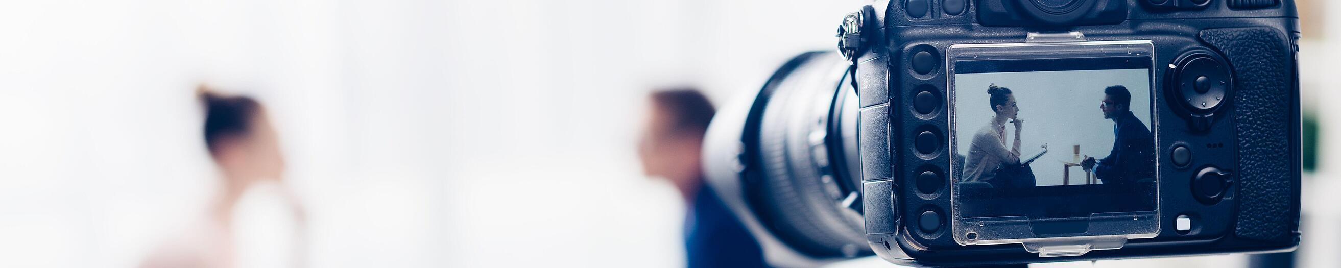 Interview Mann und Frau - Kamera ist auf beide Personen gerichtet