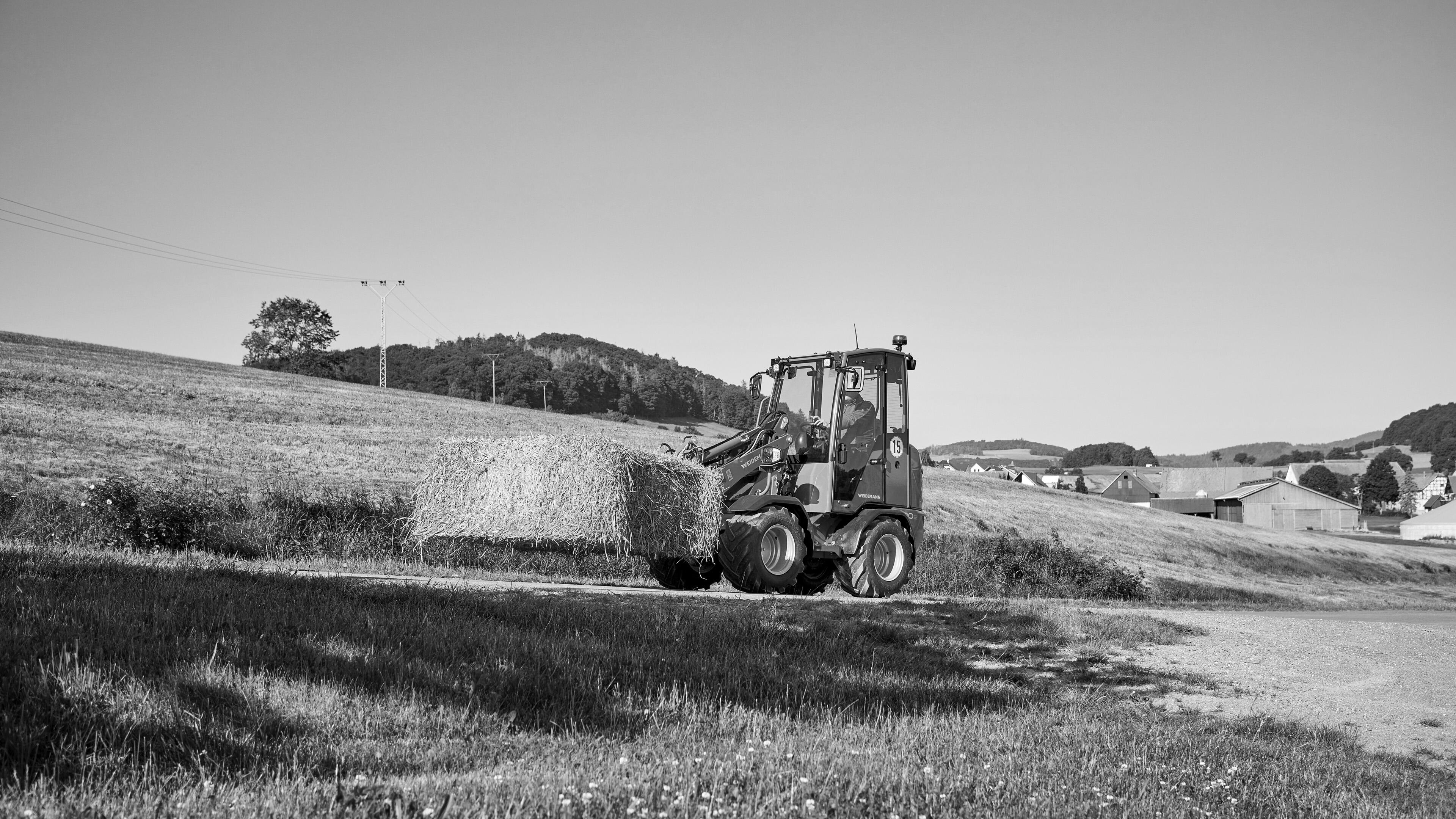 Weidemann Hoftrac 1190e im Einsatz (Bild schwarz/weiß)