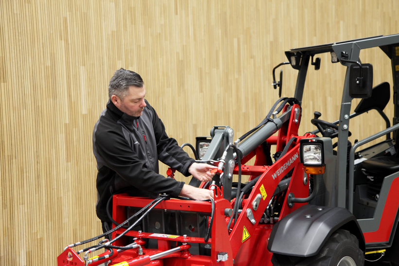 Weidemann Mitarbeiter an einem Hoftrac 1260LP