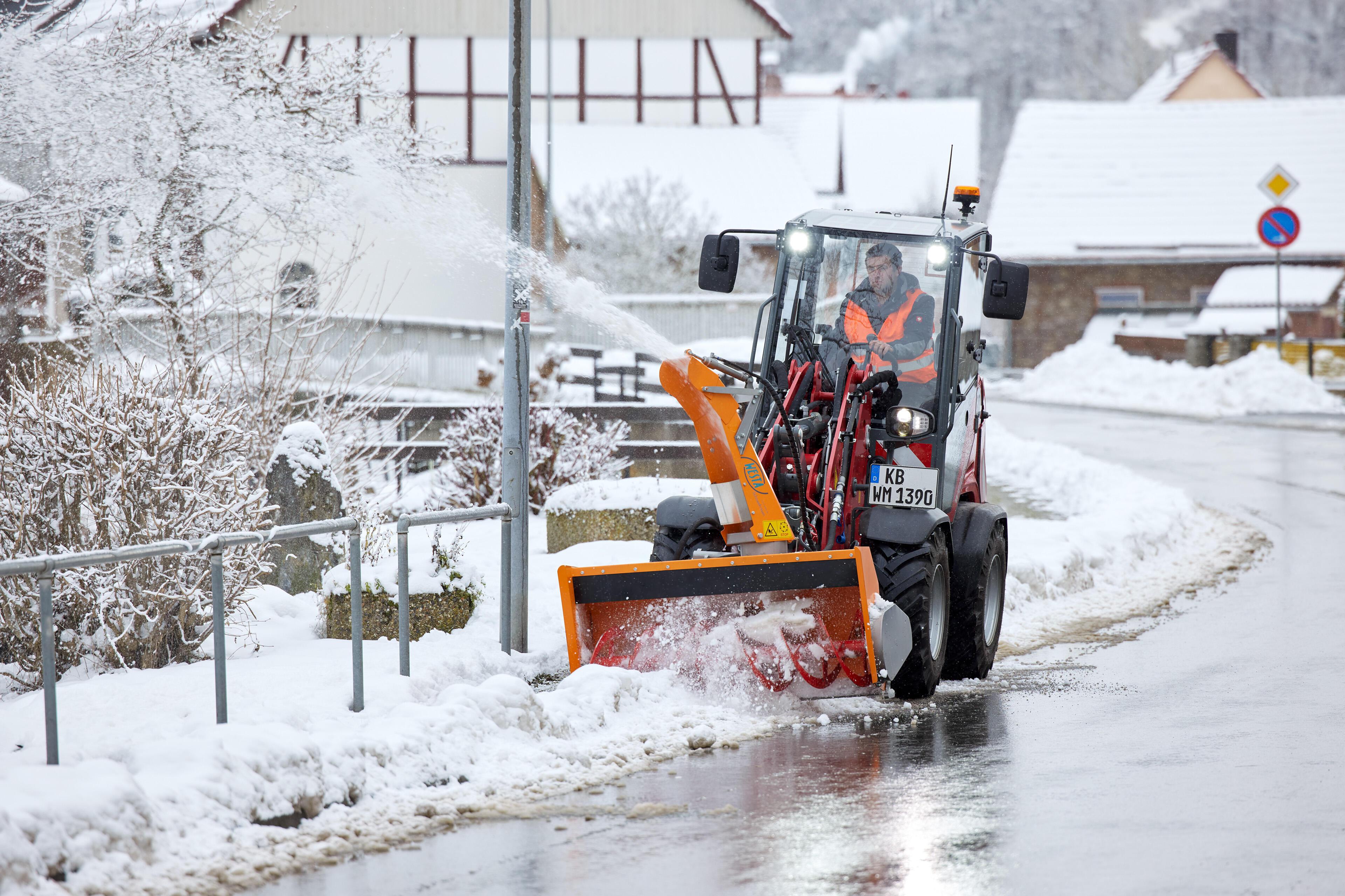 Weidemann Hoftrac 1390 Kabine im Einsatz mit Schneefräse