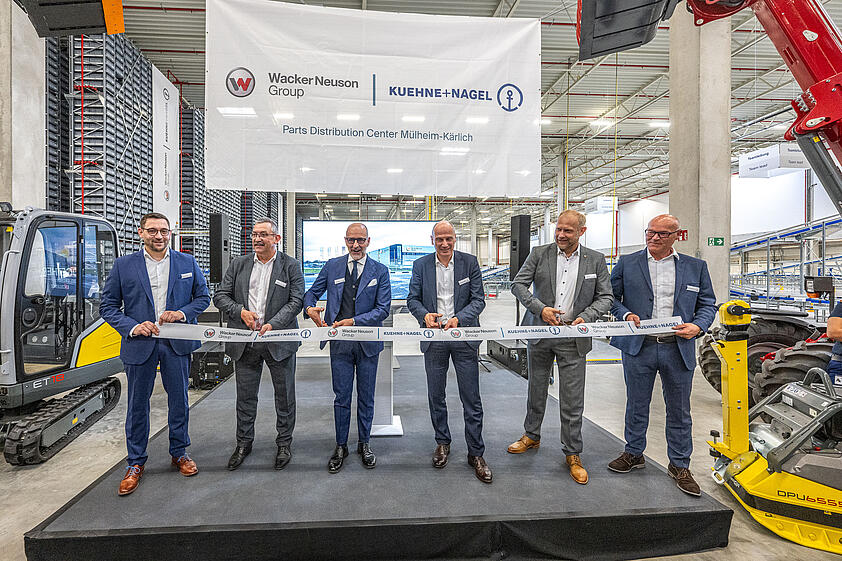 Eröffnungsbild vom neuen Logistikzentrum in Mühlheim-Kärlich